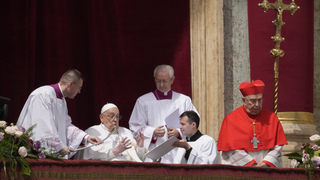 Pápež pozdravil veriacich z balkóna Baziliky svätého Petra. Posolstvo Urbi et orbi však neprečítal