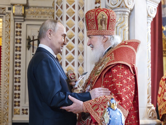 Putin sa po vyhlásení veľkonočného prímeria zúčastnil na bohoslužbe. Viedol ju patriarcha Kirill, podporovateľ vojny