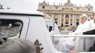 Uplynul rok od odchodu pápeža Františka. Cirkev pod vedením Leva XIV. hľadá podľa Lichnera novú cestu
