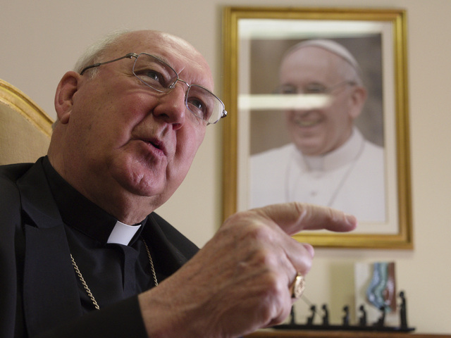 Preveruje smrť Františka a povedie Vatikán do zvolenia nového pápeža. Kto je kardinál Kevin Farrell?