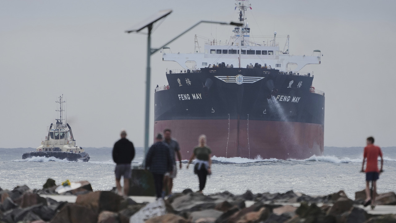 nákladná loď lode ľudia pobrežie 