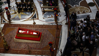 VIDEO: Vatikán sa premenil na miesto tichej úcty. Ľudia stoja v kilometrovom rade, aby sa rozlúčili s Františkom