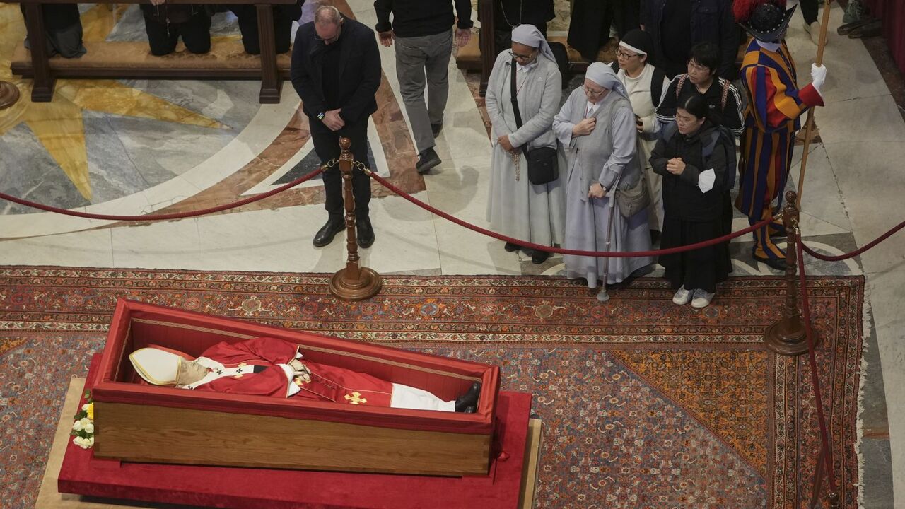 Vatikan papez telo vystaveny