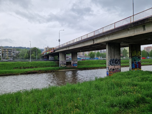 Radvanský most v Banskej Bystrici čaká záťažová skúška. Motoristi po ňom niekoľko hodín neprejdú