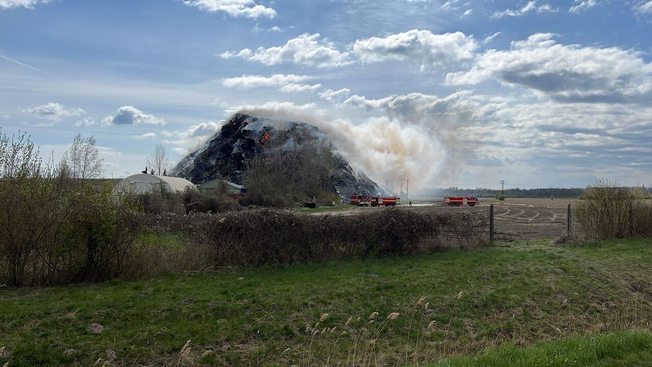 skládka odpadu požiar plameň dym 