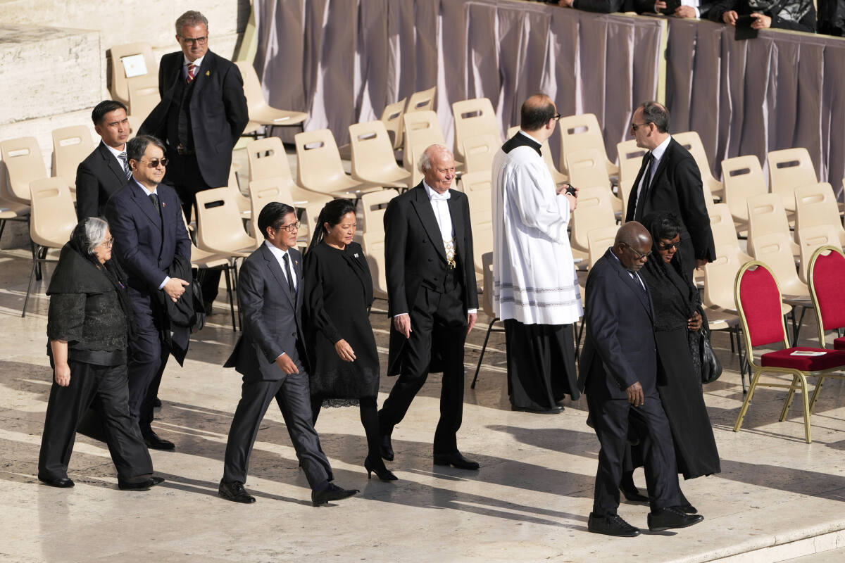 Filipínsky prezident Ferdinand Marcos mladší (uprostred vľavo) a jeho manželka Louise