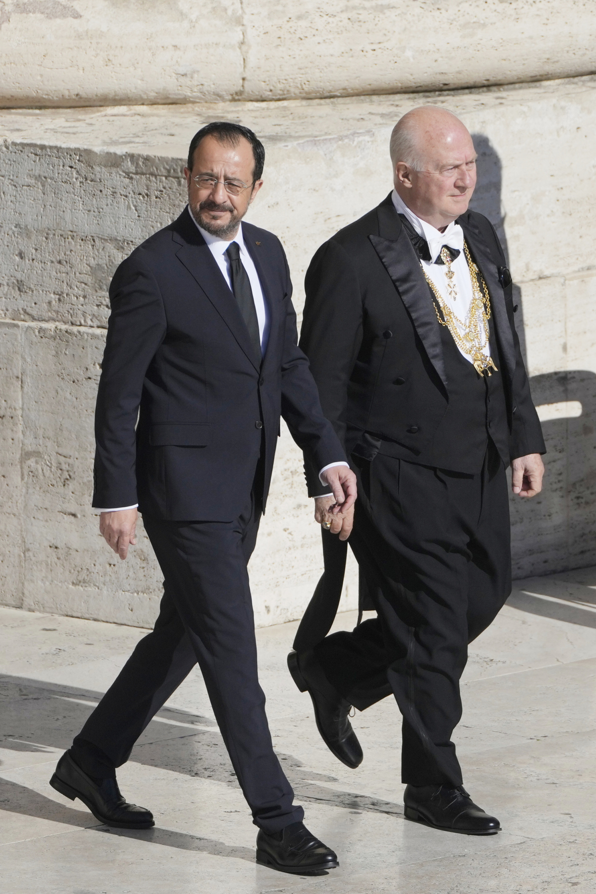 Cyperský prezident Nikos Christodoulides, vľavo