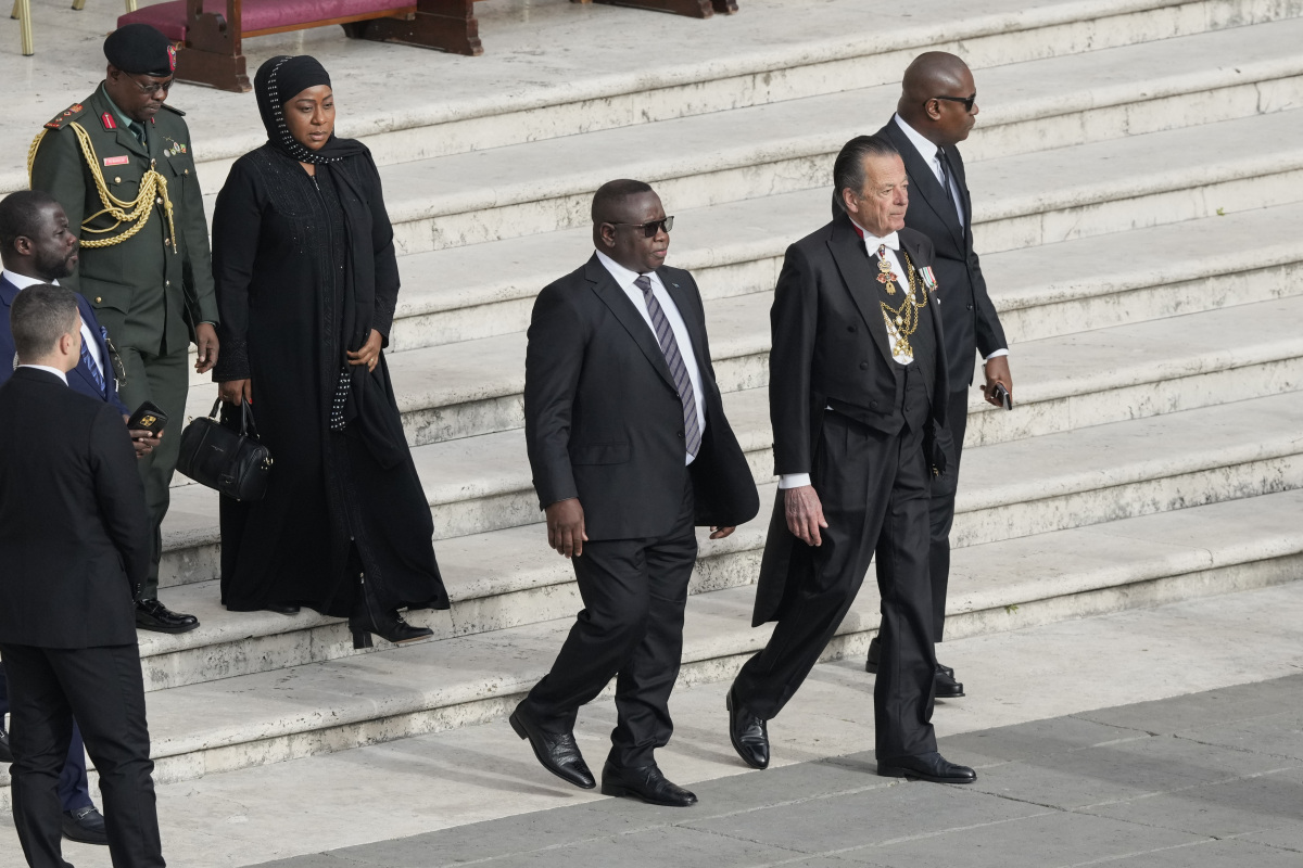 Prezident Sierra Leone Julius Maada Bio, uprostred
