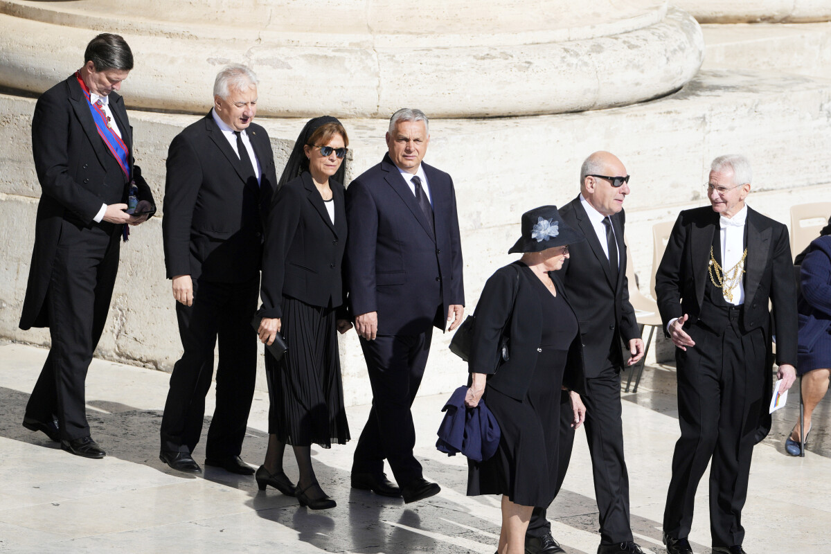 Maďarský premiér Viktor Orbán (štvrtý zľava)