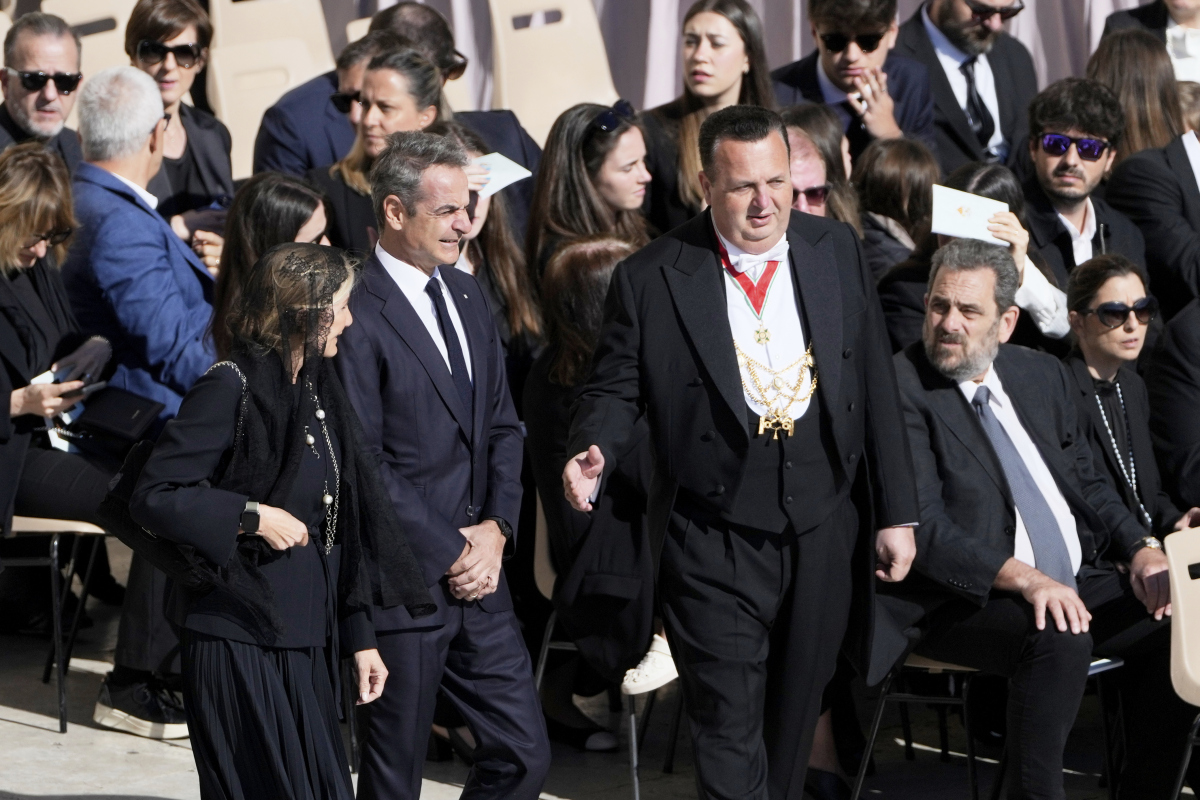 Grécky premiér Kyriakos Mitsotakis, uprostred vpravo