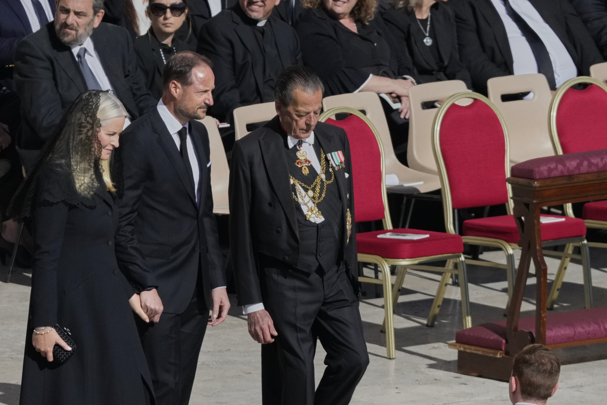 Nórsky korunný princ Haakon (uprostred) a korunná princezná Mette-Marit (vľavo)