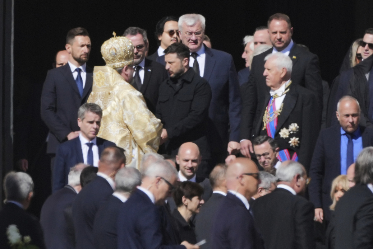 Ukrajinský prezident Volodymr Zelenskyj, uprostred