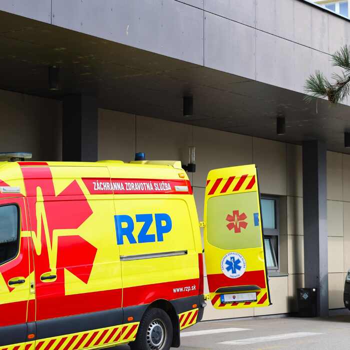 sanitka urgentný príjem záchranári