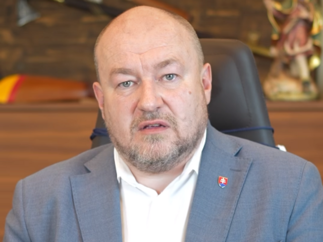 Huliak tlačí na Šatana, aby nabral na šampionát hráčov z KHL. Posťažoval sa, že Fico ho nechce zobrať do Moskvy