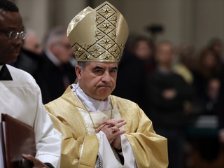  Angelo Becciu kardinál