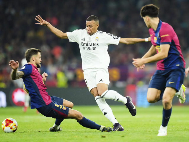 V šatni Realu Madrid to vrelo. Futbalisti sa po prehratom finále údajne pobili, v kabíne sa pustili aj do Mbappého