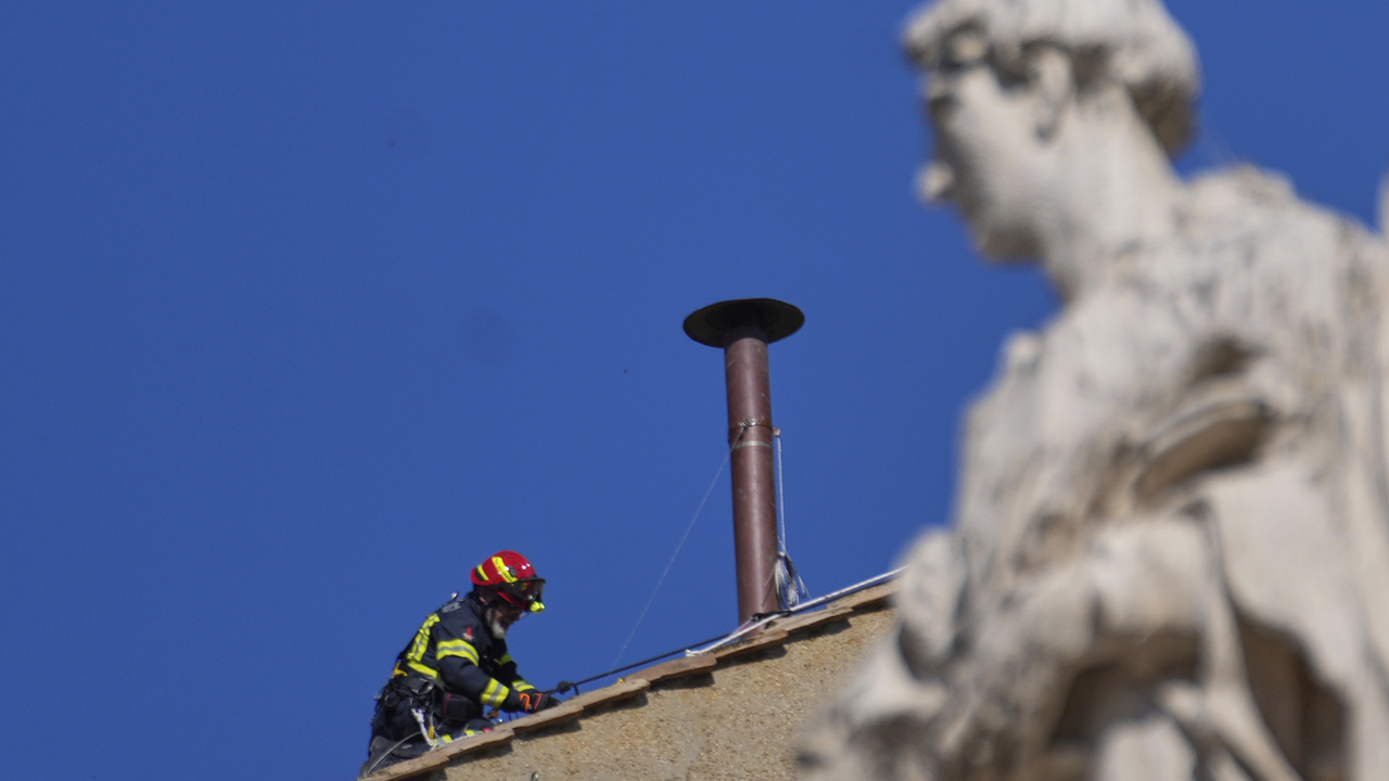 Vatikán Sixtínska kaplnka komín