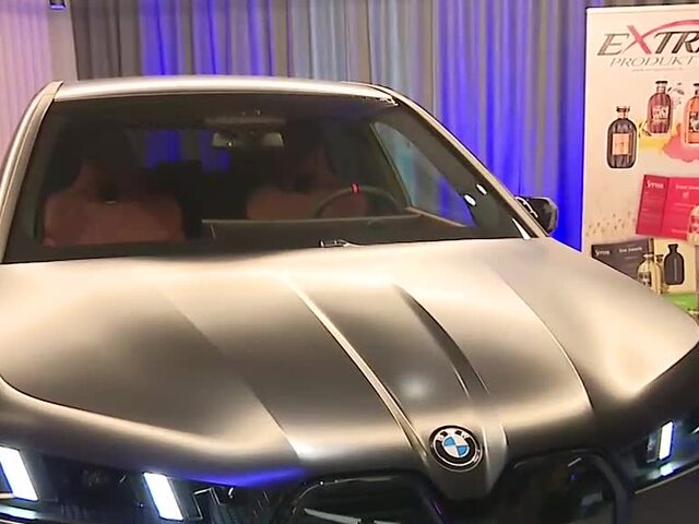 V Bratislave otvorili autosalón ako z budúcnosti. Nový koncept úplne mení svet predaja áut