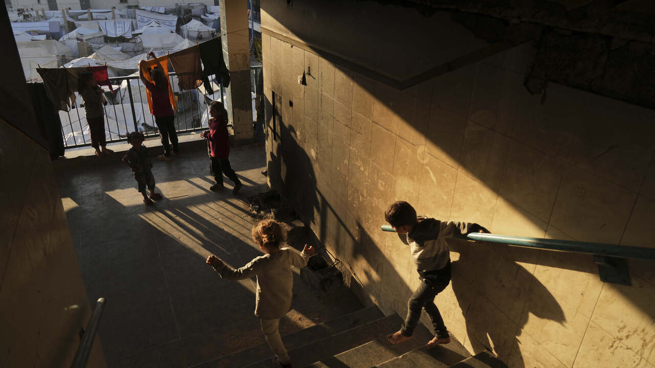 Izrael Palestina Palestínčania žijú v škole, ktorá bola premenená na úkryt v meste Gaza 