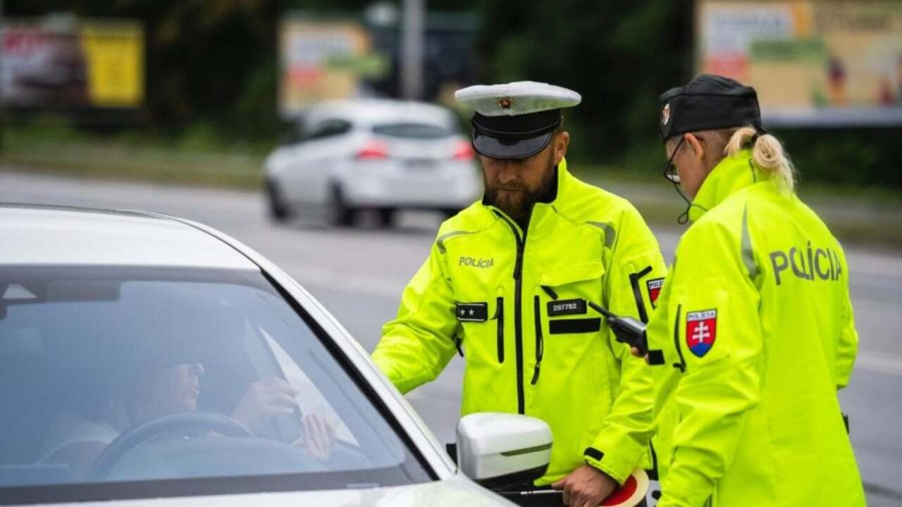 polícia policajti kontrola čiapky 