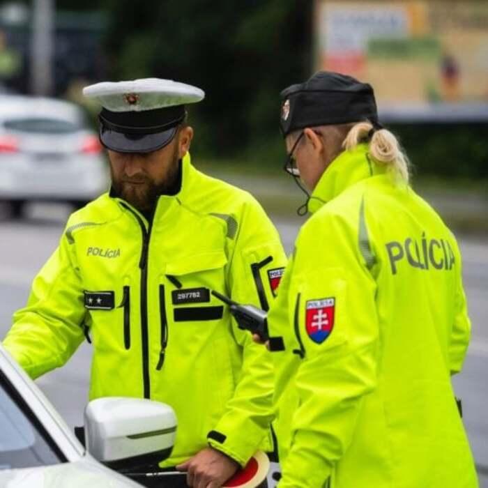 polícia policajti kontrola čiapky 