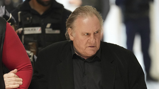 Depardieu je vinný zo sexuálneho napadnutia dvoch žien. Nesmie hrať, jeho meno bude v zozname delikventov