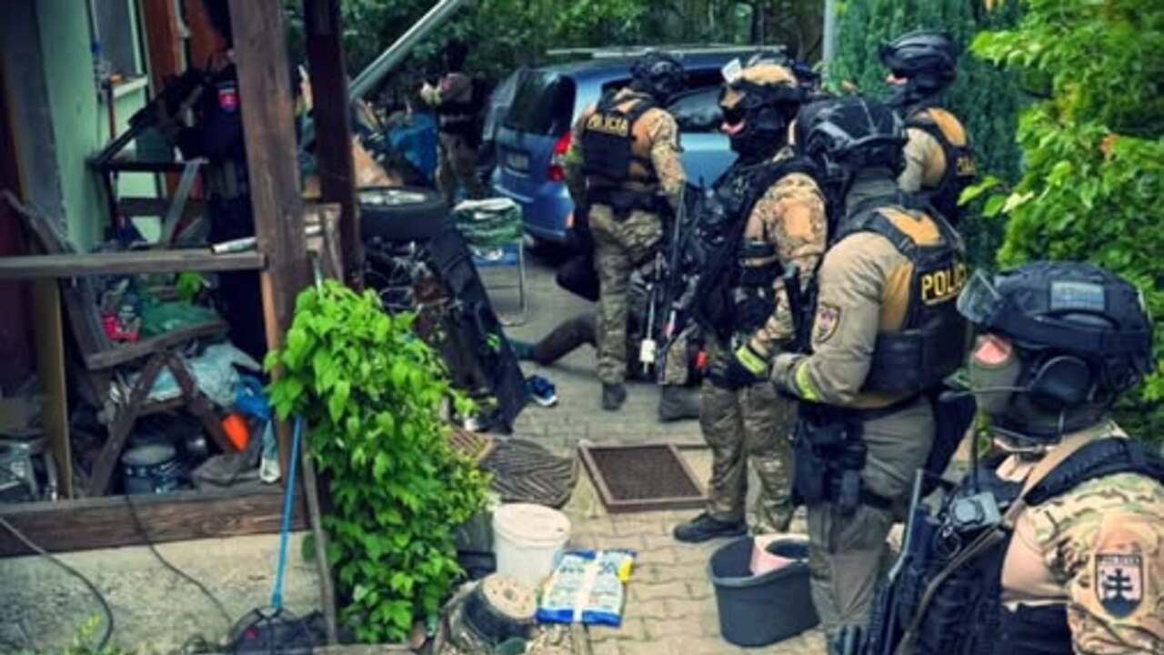 policajný zásah kukláči