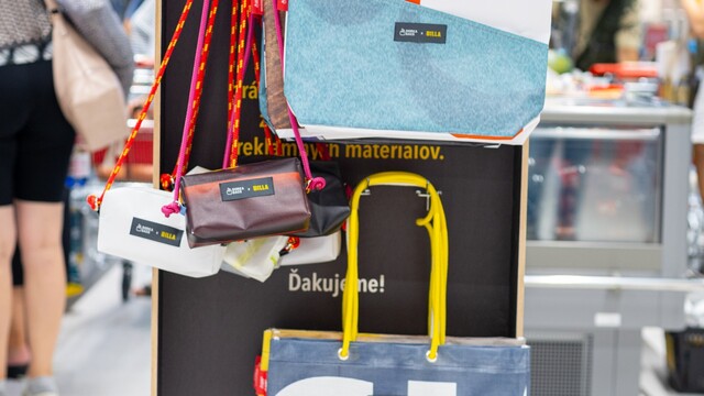 thumbnail_Dorka Bags x BILLA_stojan v predajni BILLA.jpg