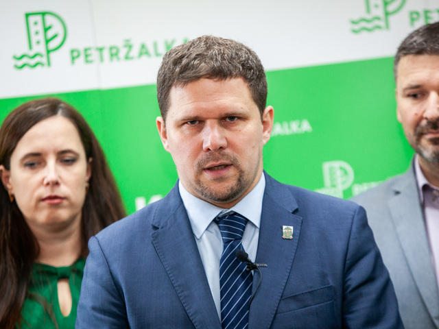 Z Petržalky zmizli milióny, zamestnanec si ich vyplácal na účet. Starosta Hrčka sa hanbí a odchádza z funkcie