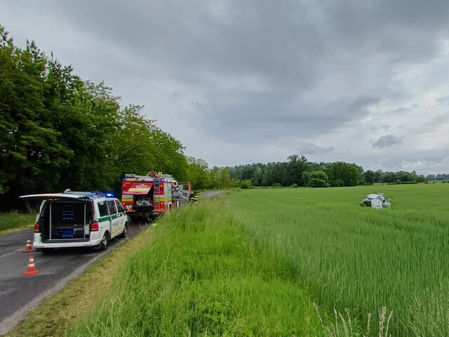 Tragická nehoda na Záhorí. Mladík narazil do stromu a po kotrmelcoch skončil v poli, nemal šancu prežiť