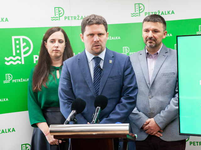 Hrčka po odchode z úradu podpísal štedrú zmluvu. Rovnaký právnik rieši aj krádež miliónov z Petržalky, tvrdí magistrát