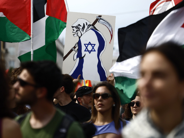 Izrael zintenzívnil bombardovanie v Pásme Gazy. Pri útoku na tábor pre vysídlené rodiny zomrelo najmenej 24 ľudí