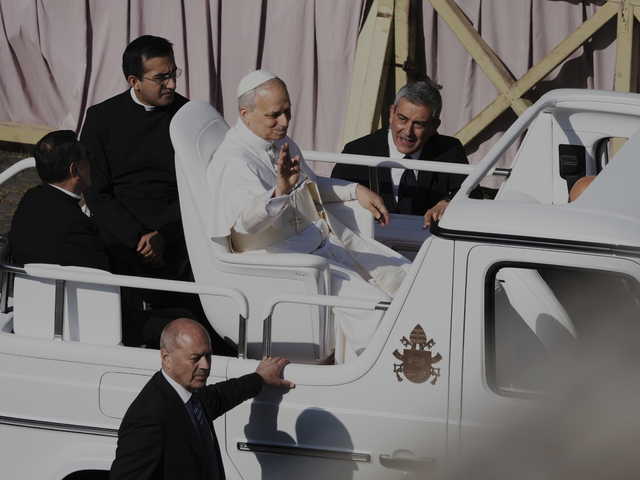 Symbolický štart pontifikátu. Pápež Lev XIV. vyrazil v papamobile na inauguračnú omšu
