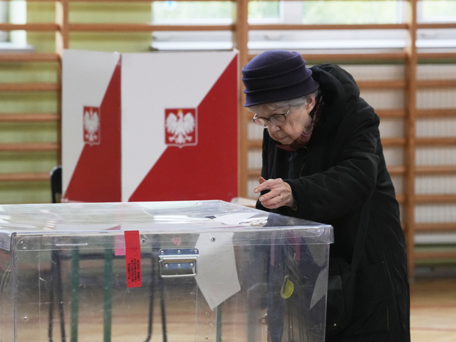Trzaskowski len tesne vyhral prvé kolo poľských prezidentských volieb. V druhom pôjde o osud Tuskovej vlády