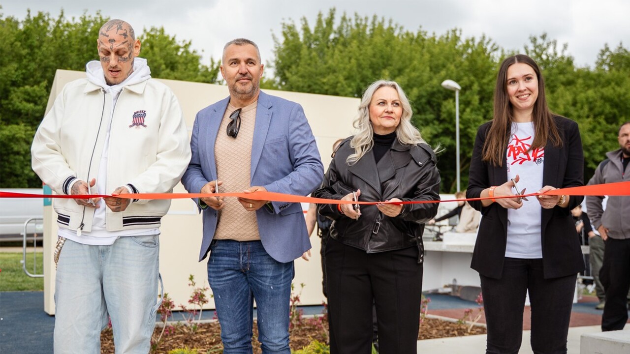 K Park slávnostne otvoril Separ, zástupcovia mesta a Paulína Krajíčková zo spoločnosti Kaufland (na fotke vpravo) .jpg