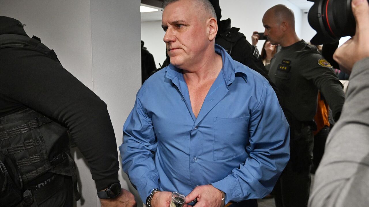 Mikuláš Černák odchádza zo súdu v Piešťanoch 2. apríla 2025.