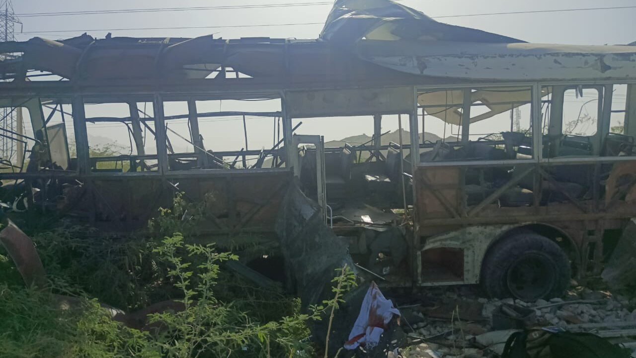 pakistan teroristicky utok na autobus
