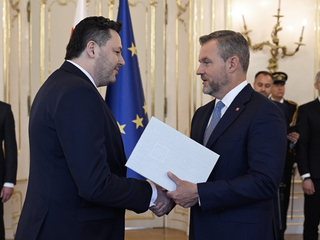 eter Pellegrini (vpravo) počas vymenovania predsedu Najvyššieho súdu SR Františka Moznera
