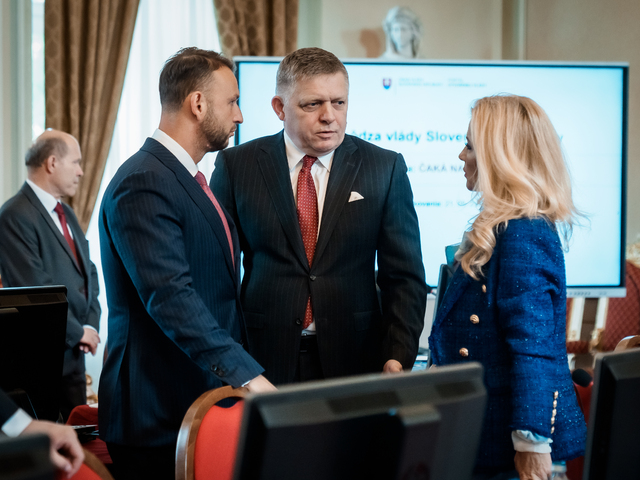 Koalícia opakovane presúva odvolávania štyroch ministrov. Opozícia hovorí o popretí demokratických princípov
