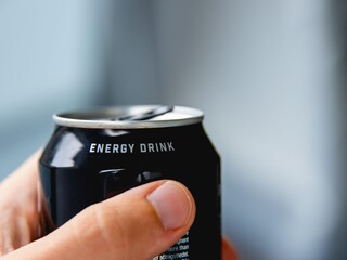 energetický nápoj plechovka