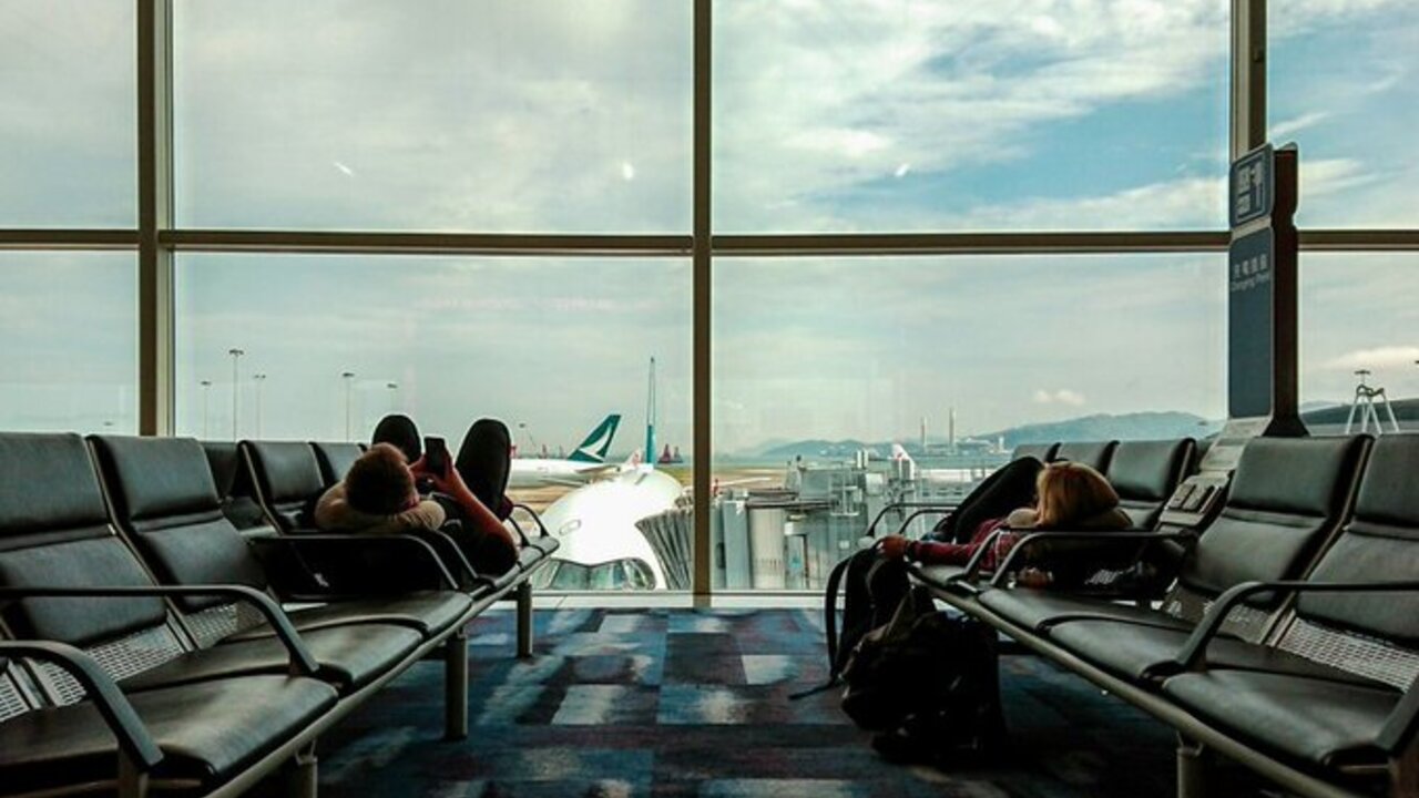 letisko lietadlá hala pasažieri cestovanie