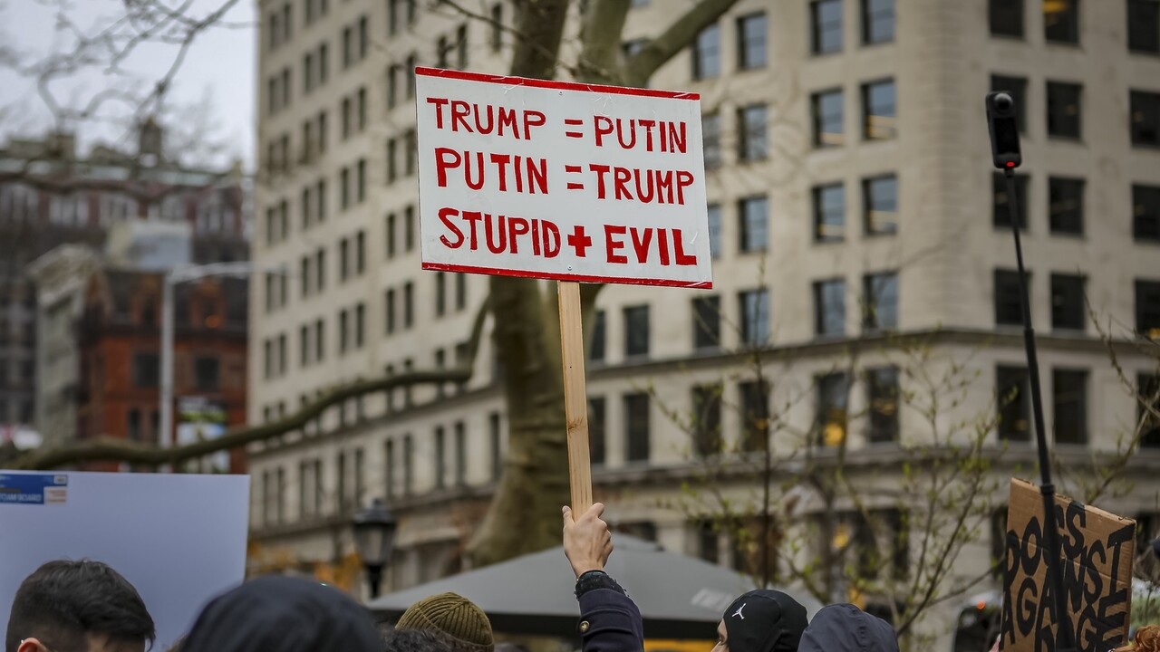 Putin Trump protest demonštrácia transparent 