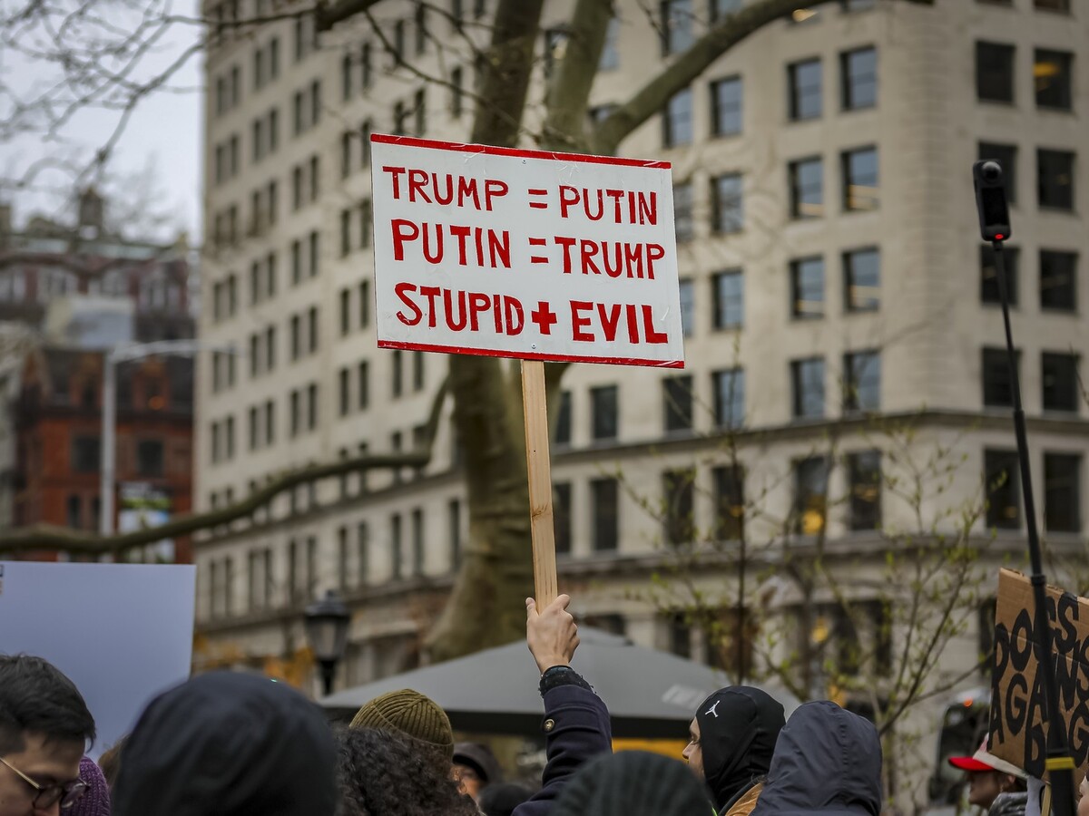 Putin Trump protest demonštrácia transparent 