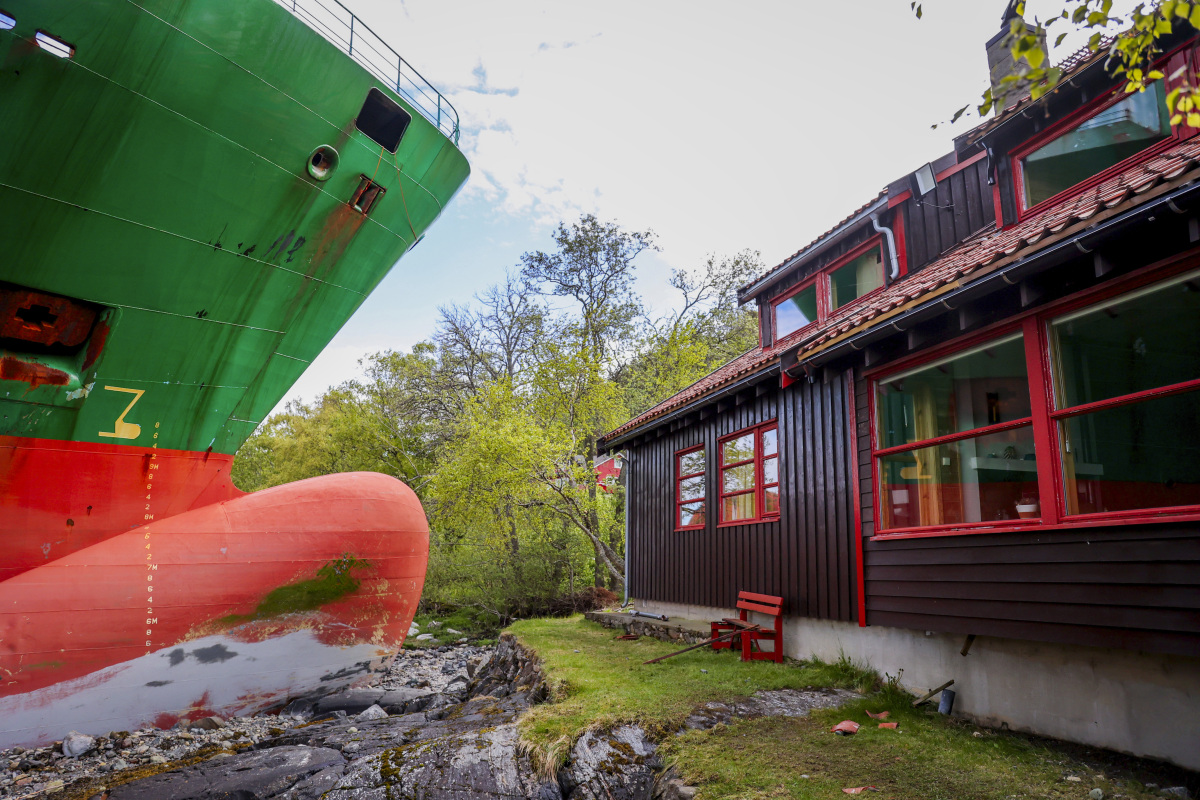 Norway_Ship_Aground392172.jpg