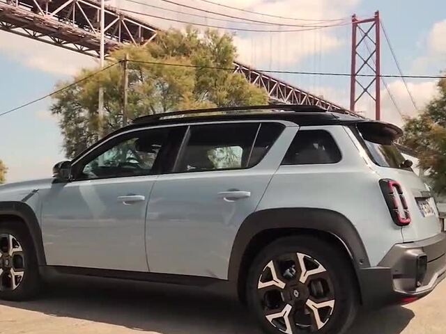Renault naskočil na retro vlnu. Po novej päťke, prichádza s väčšou a praktickejšou štvorkou