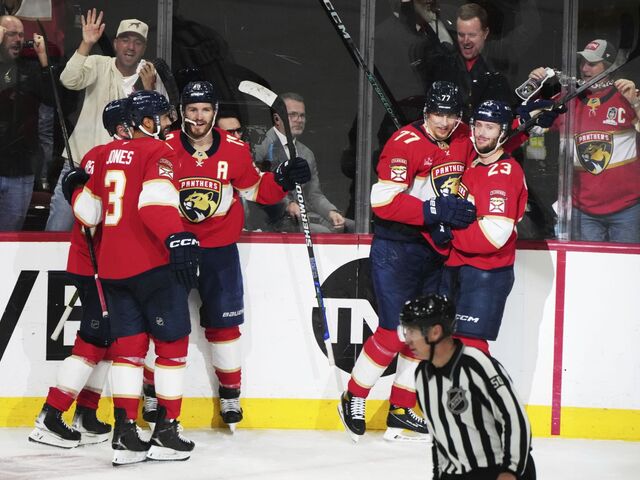 NHL: Florida zničila Carolinu piatimi gólmi v tretej tretine. Od finále Stanley Cupu ju delí už len jedno víťazstvo