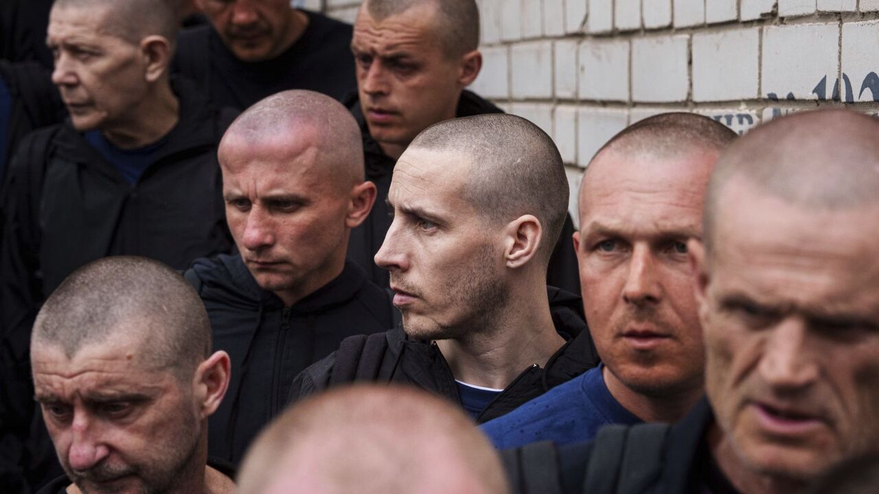 Ukrajinskí vojaci kráčajú po výmene zajatcov medzi Ruskom a Ukrajinou v Černyševskej oblasti na Ukrajine v sobotu 24. mája 2025.