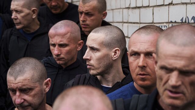 Ukrajinskí vojaci kráčajú po výmene zajatcov medzi Ruskom a Ukrajinou v Černyševskej oblasti na Ukrajine v sobotu 24. mája 2025.