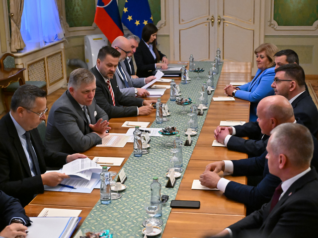 Štát preplatí odmeny 800 eur vo verejnej správe. Premiér a šéf ZMOS sa dohodli aj na reforme samospráv