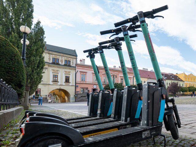Nová prednosť pre chodcov, povinnosti pre vodičov, kolobežkárom „dupnú na brzdu“. Čo všetko sa zmení?